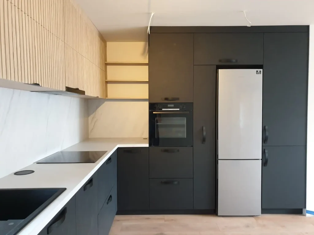 Mobilier la comanda bucatarie moderna cu fronturi din mdf vopsit